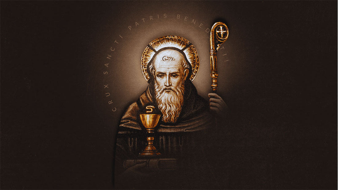 Ilustração de São Bento com auréola, segurando um cajado dourado na mão direita e um cálice na esquerda, em um fundo escuro com escrita circular.