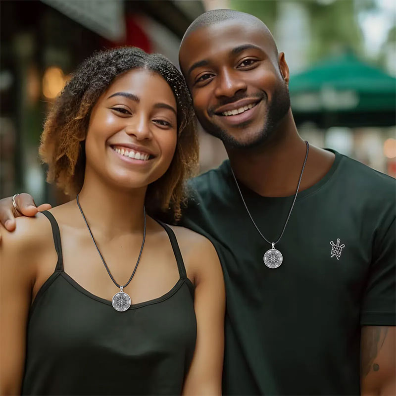 Um Casal, Cada um Usando o Seu Colar Prata Cubo Metatron