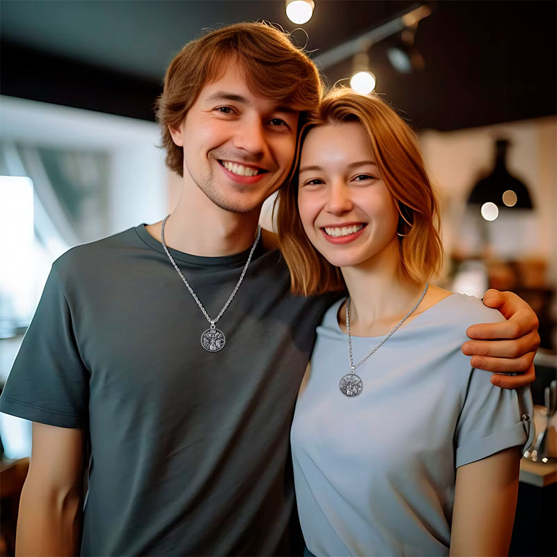 Casal usando Colar Prata Símbolos Vikings