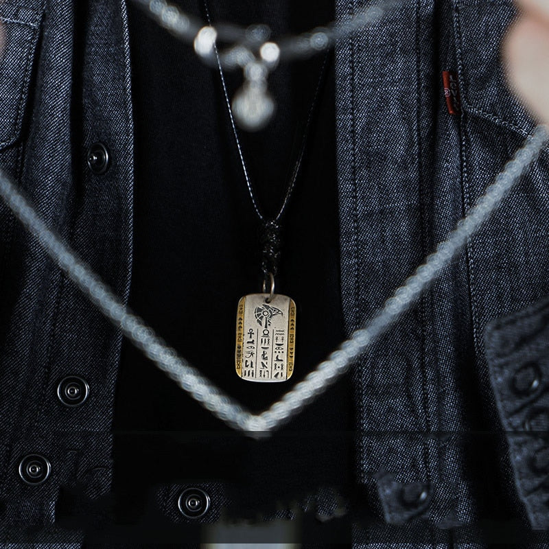 Colar aço deuses egípcios com pingente de Hórus usado no pescoço. Design estiloso, feito em aço inoxidável, durável e elegante.