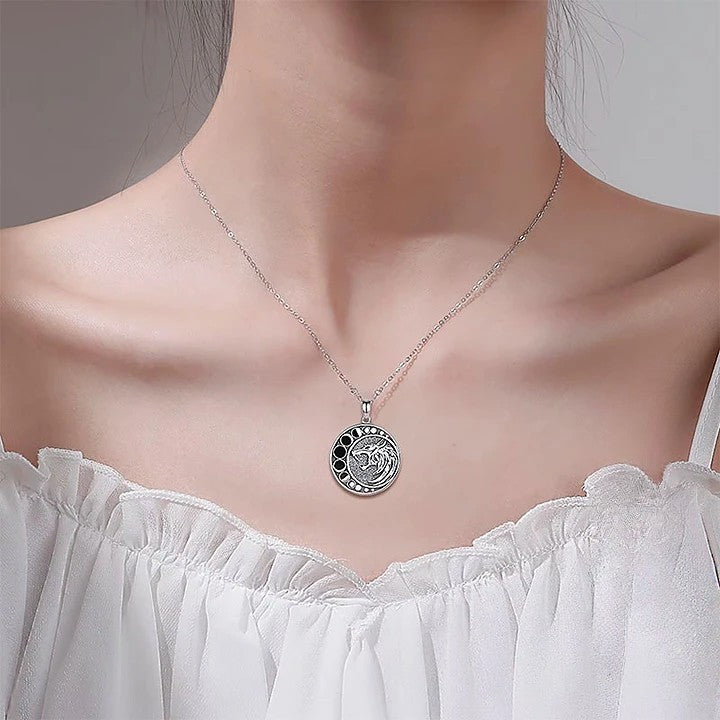 Colar Prata 925 Lobo no pescoço de uma mulher, destacando o pingente com lobo e fases da lua. Joia livre de chumbo, níquel e alergias.