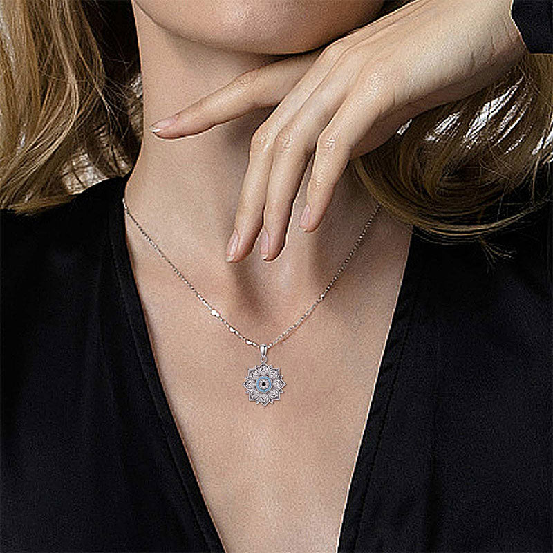 Colar Prata Feminino Lótus no pescoço de uma mulher, com pingente detalhado em prata 925 e corrente delicada, realçando a elegância.