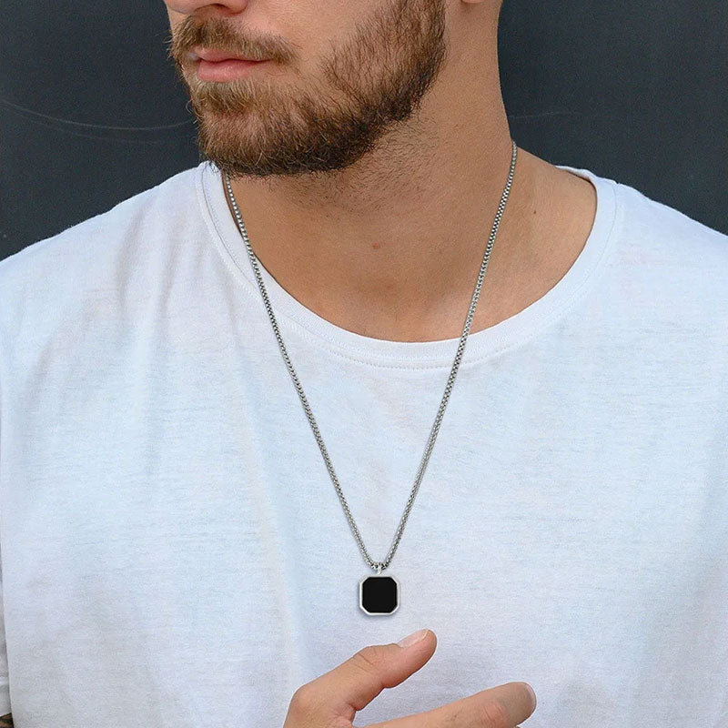 Homem com Camisa Branca Usando Colar Prata Masculino Preto.