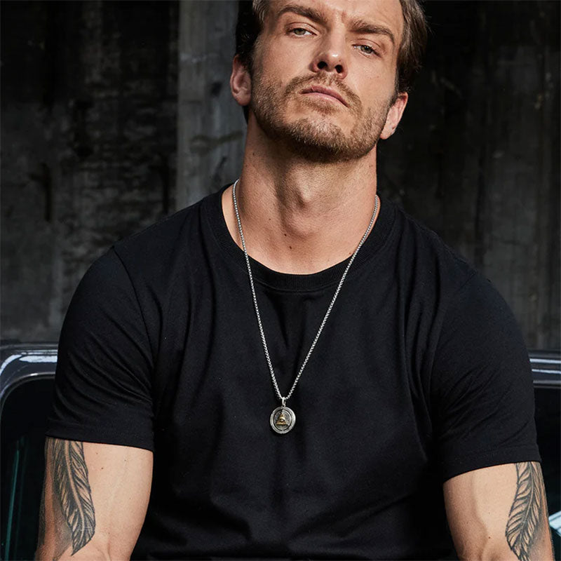 Homem exibindo o Colar Masculino Olho de Hórus, representando estilo e personalidade.