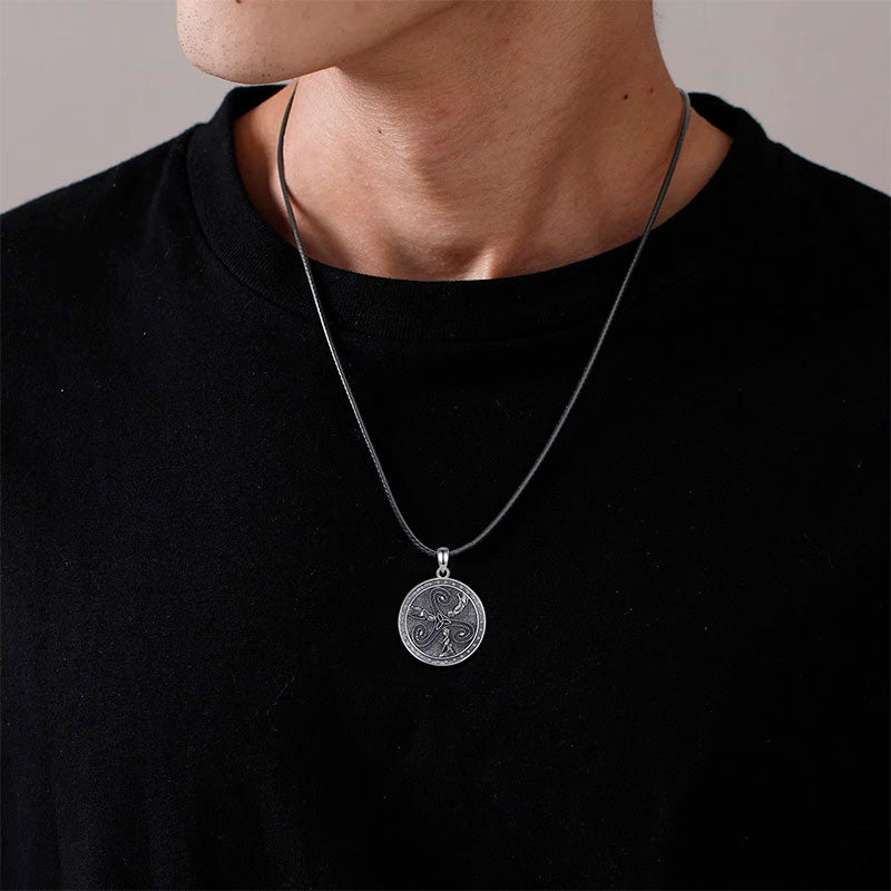 Homem Usando Colar Prata Masculino Triquetra