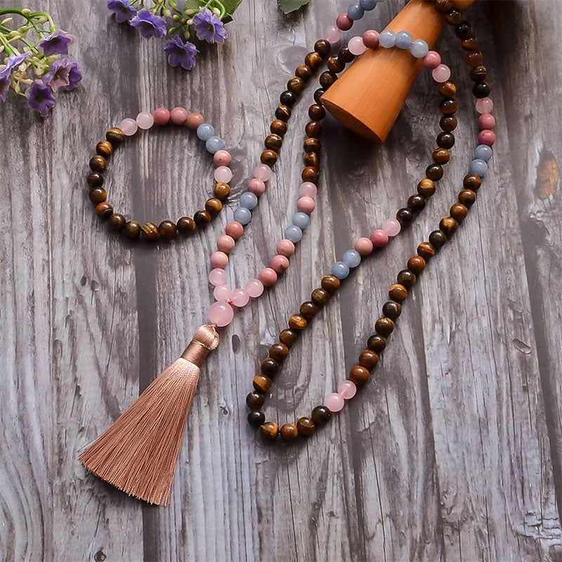 Japamala Feminino Pedras Naturais e Pulseira Sob Superfície de Madeira.