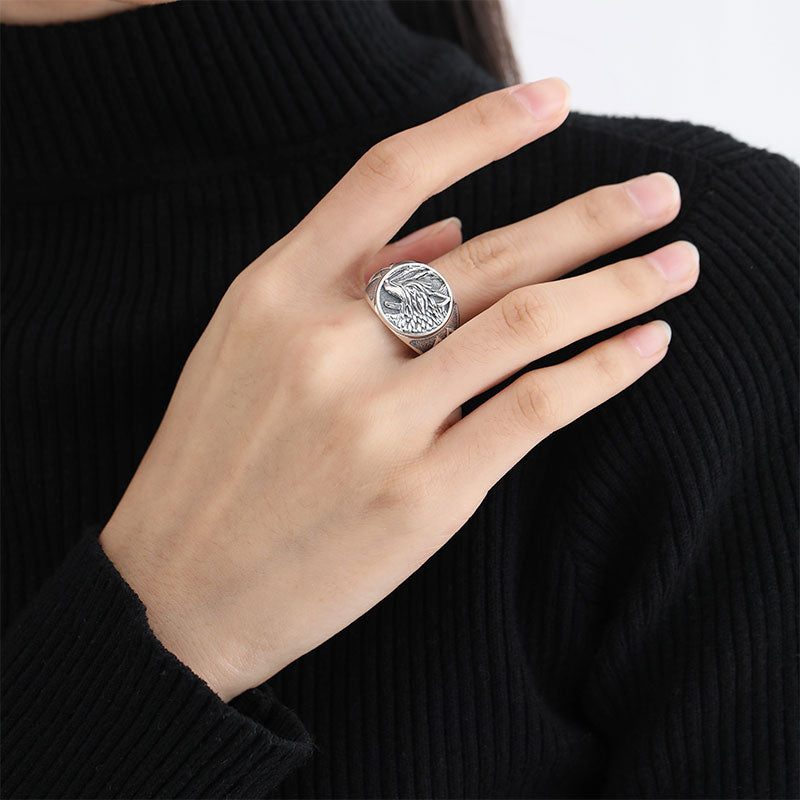 Mão Feminina Usando Anel Prata 925 Lobo.