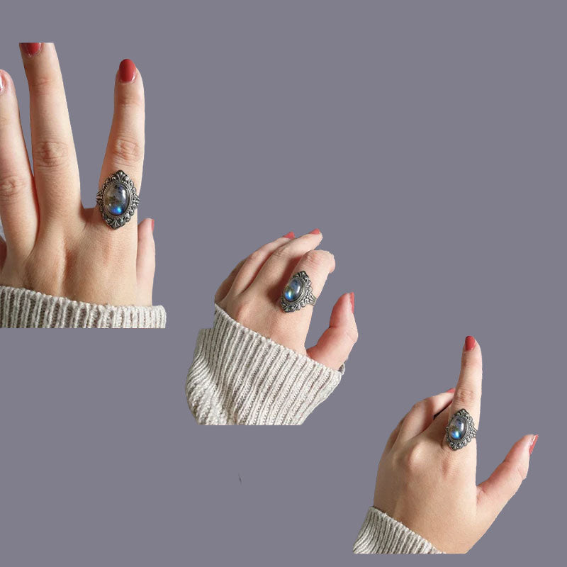 Mão Feminina Usando o Anel Prata Feminino Labradorita.