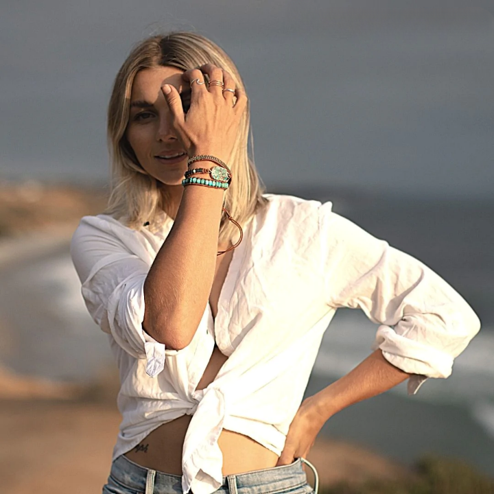 Mulher Usando Pulseira Feminina Pedra Turquesa.