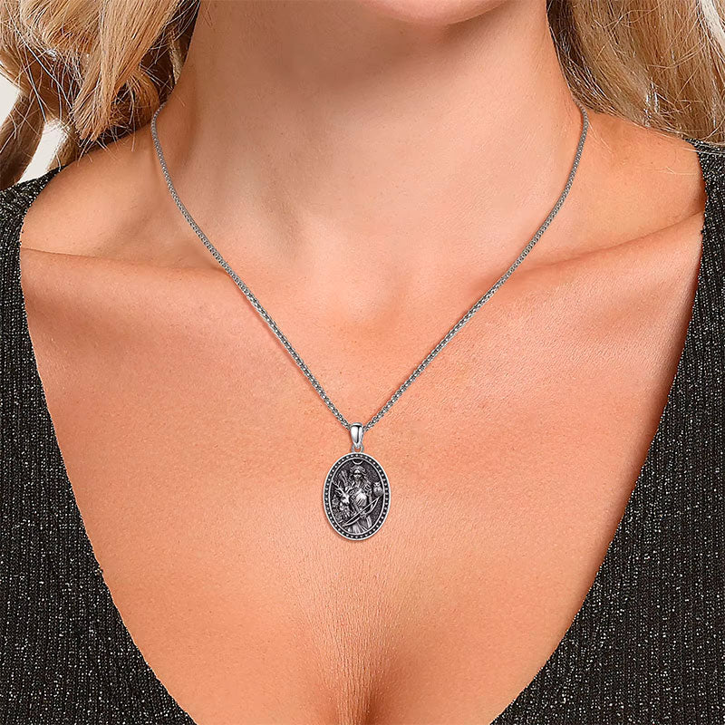 Mulher Branca Usando Colar Prata Feminino Ártemis