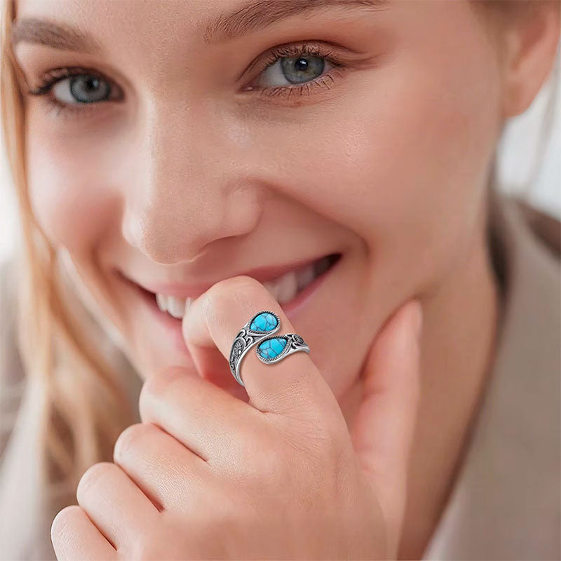 Mulher Sorrindo Usando Anel Prata Feminino Turquesa