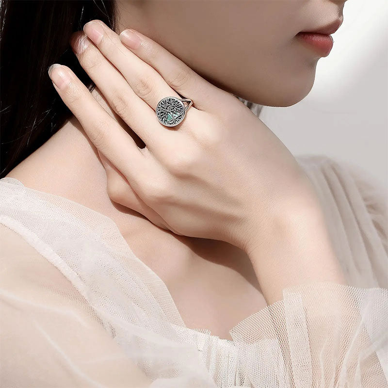 Mulher Usando Anel Feminino Árvore da Vida