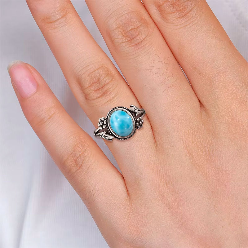 Mulher Usando Anel Prata Feminino Larimar