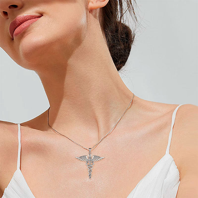 Mulher Usando Colar Prata Feminino Caduceu