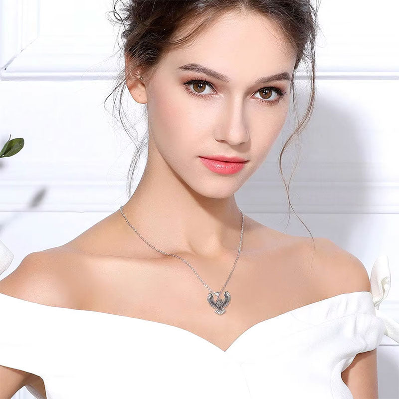 Mulher com vestido branco usando o Colar Prata 925 Coruja.