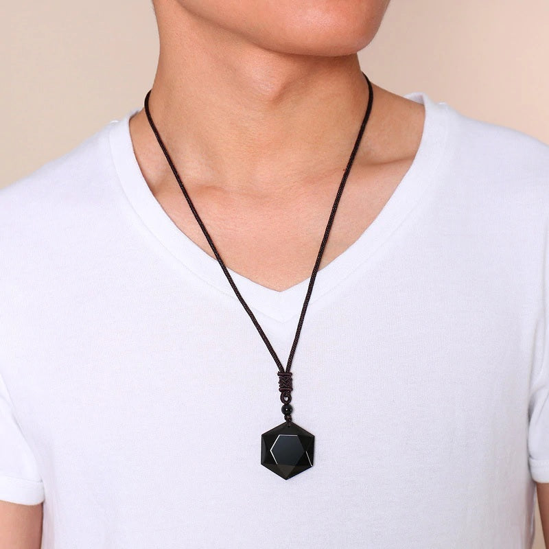 Homem Usando Colar Pedra Obsidiana Hexagrama.