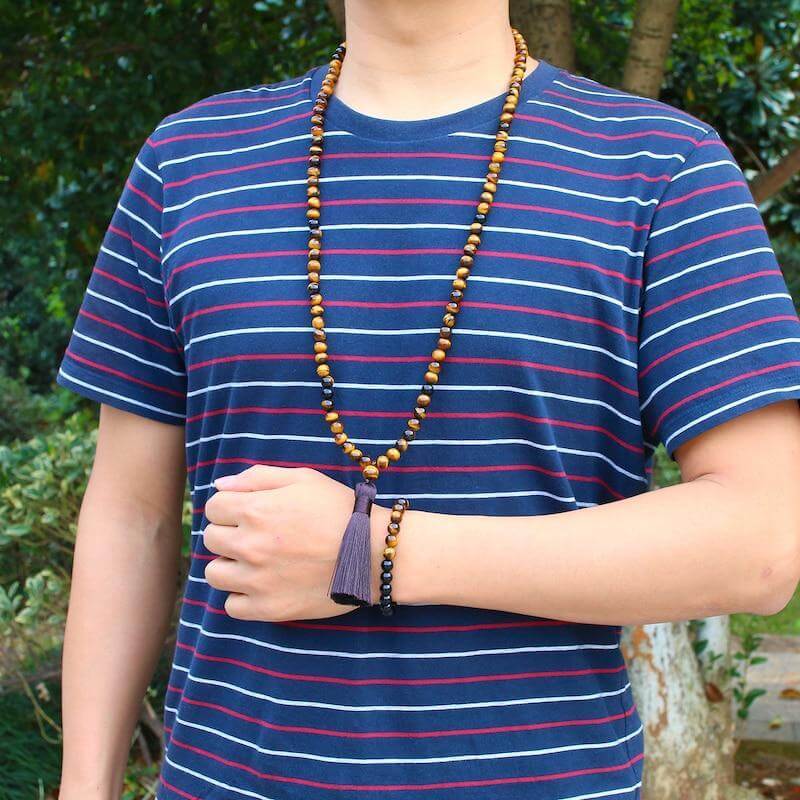 Homem usando Japamala Olho de Tigre com 108 contas.