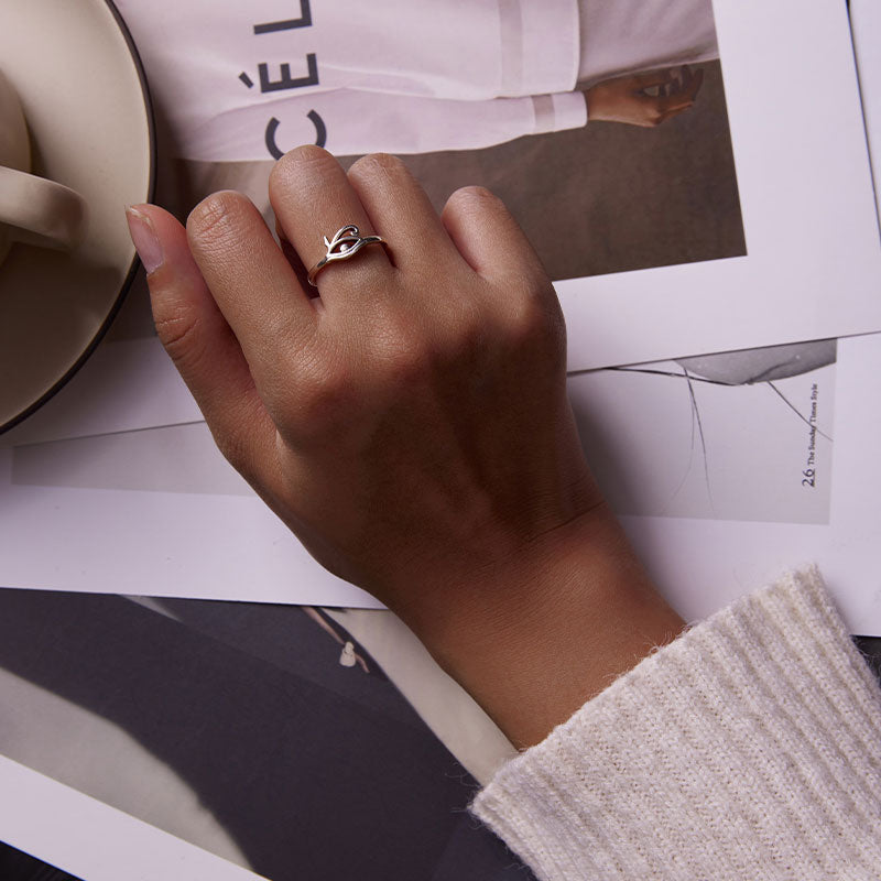 Mão Feminina Usando Anel Feminino Olho de Hórus.