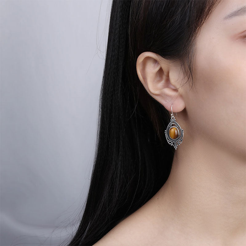 Mulher Usando Brincos Femininos Pedras Naturais