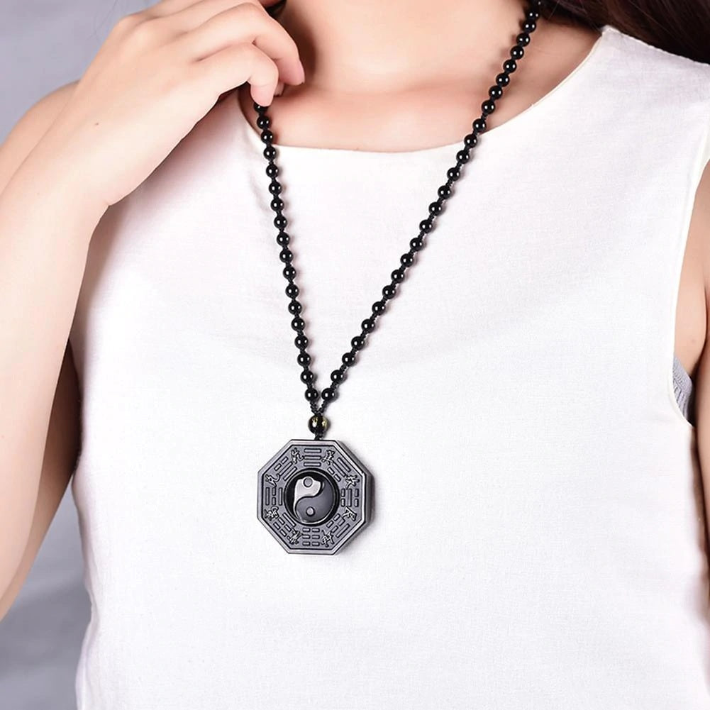 Mulher Usando Colar Obsidiana Yin Yang.