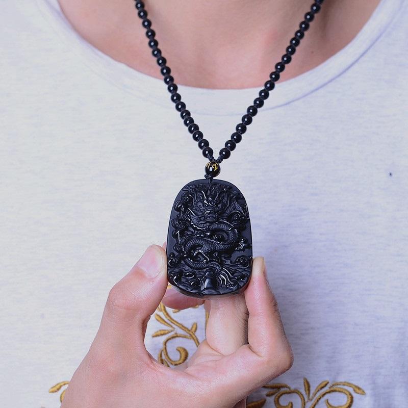 Pessoa usando o Colar Pedra Obsidiana Dragão.