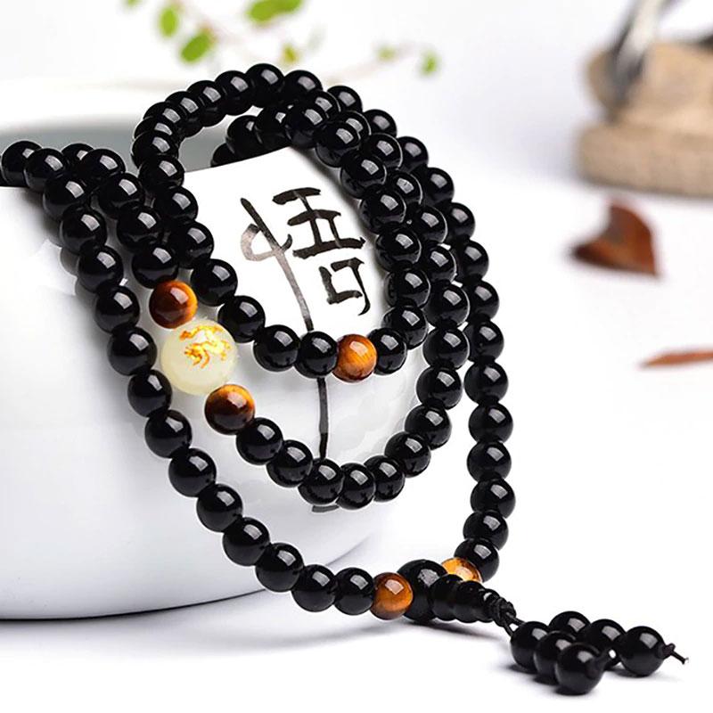 Pulseira Budista Preta Dragão Sob Superfície Branca.