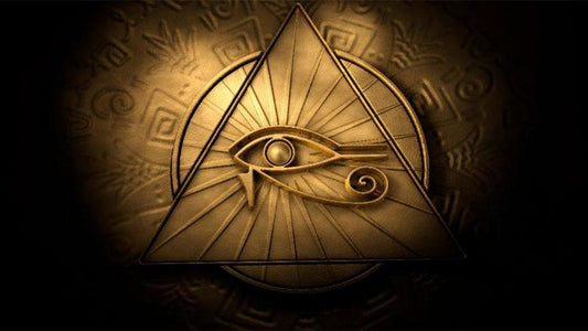 Símbolo dourado do Olho de Hórus dentro de um triângulo, com fundo texturizado e elementos egípcios.