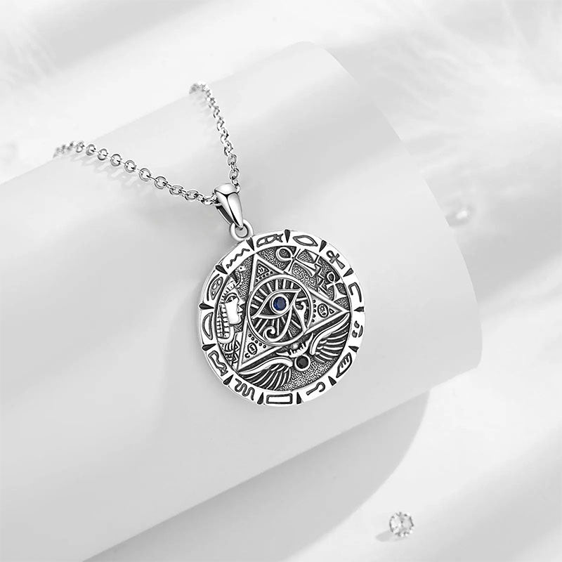 Colar Feminino Pirâmide Egípcia Sob Superfície Branca