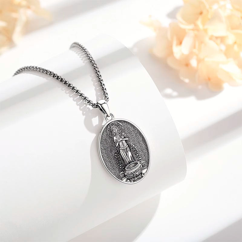 Colar Prata Feminino Brigid Sob Superfície Branca