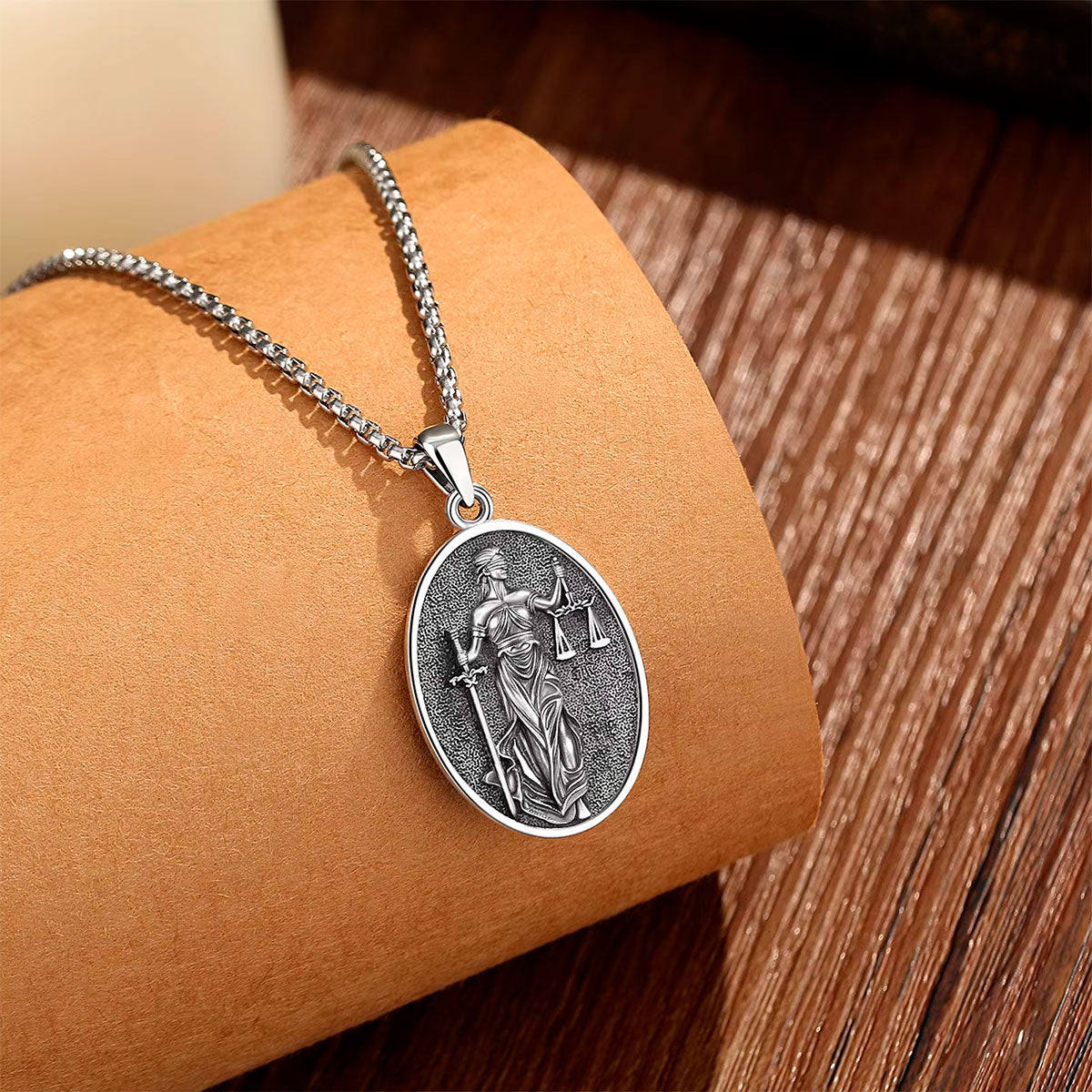 Colar Prata Feminino Têmis Sob Superfície de Madeira