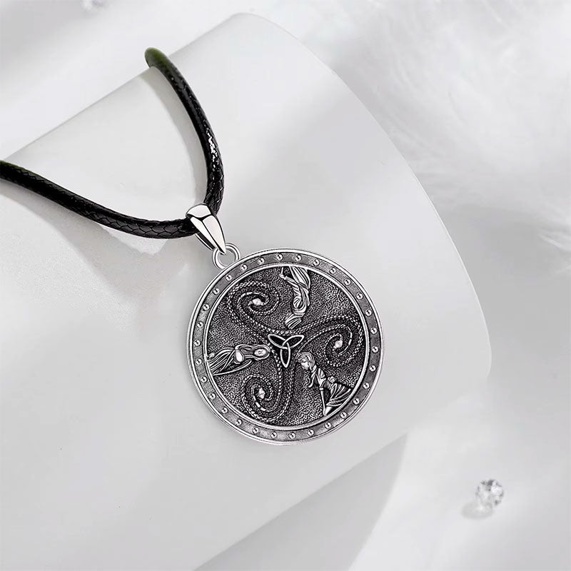 Colar Prata Masculino Triquetra Sob Superfície Branca