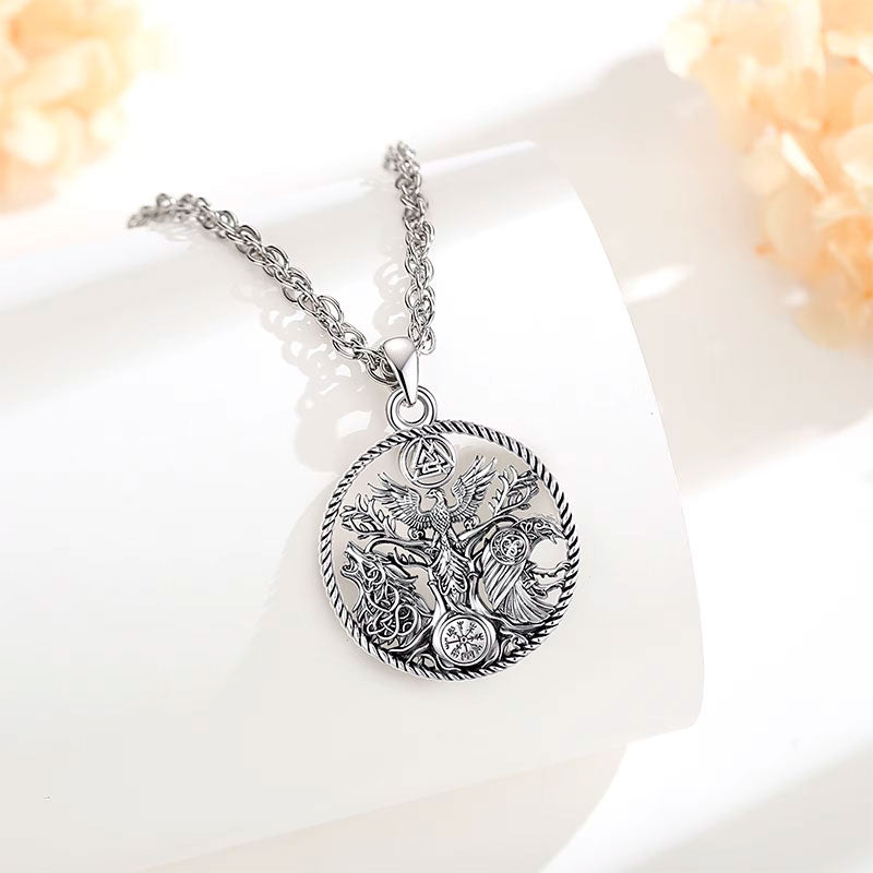Colar Prata Símbolos Vikings Sob Superfície Branca