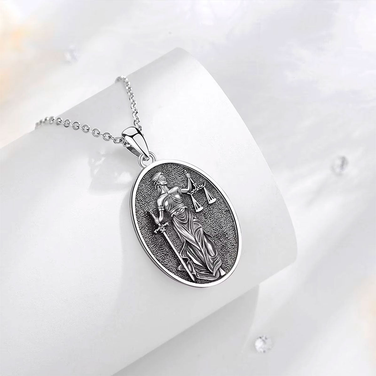 Frente do Colar Prata Feminino Têmis