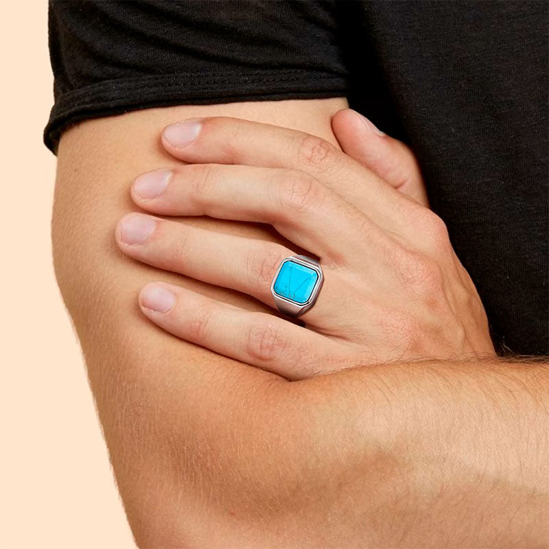 Homem Branco Usando Anel Prata Masculino Turquesa