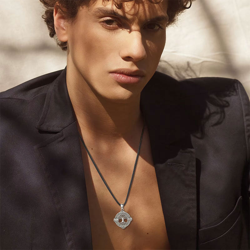 Homem Usando Colar Masculino Árvore da Vida