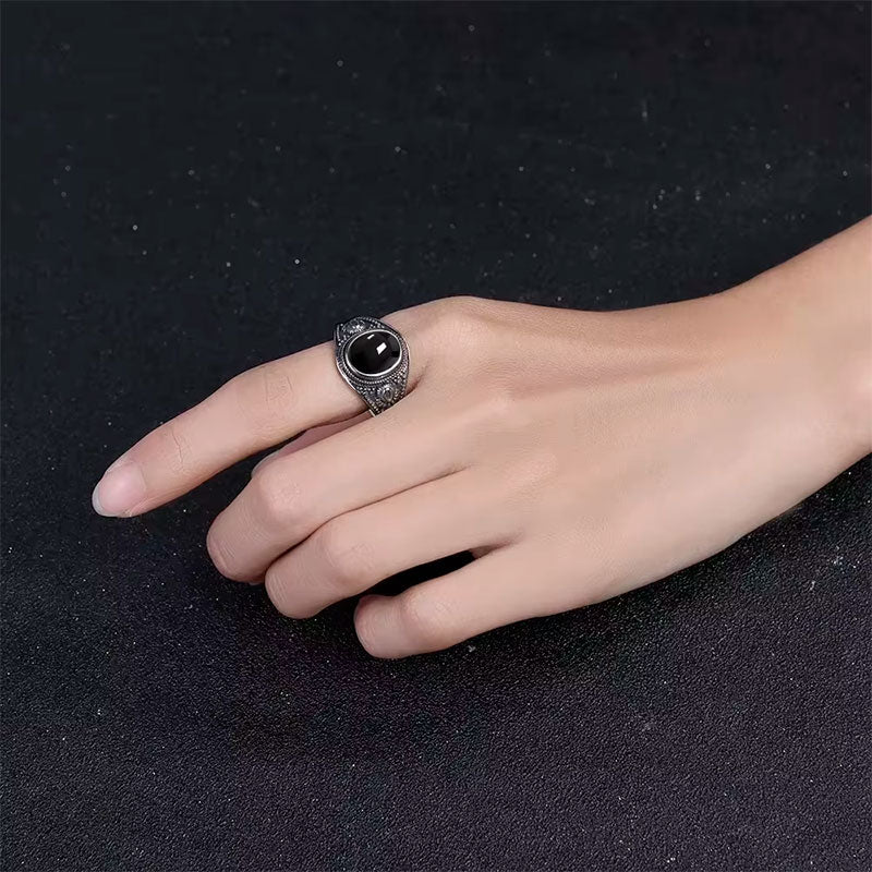 Mão Feminina Usando Anel Prata 925 Ônix