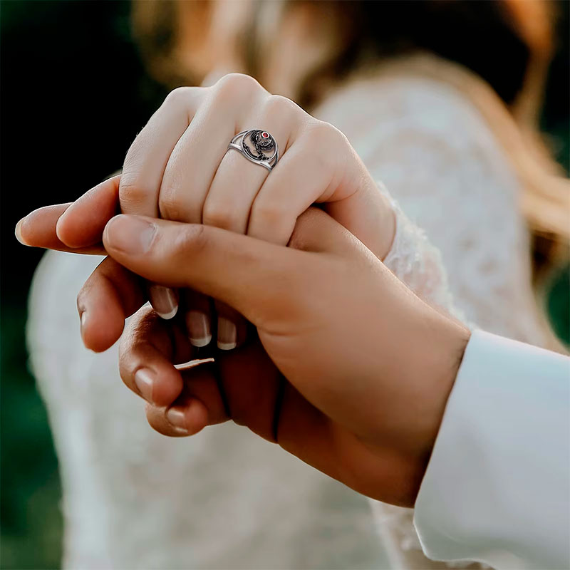 Mão Feminina Usando Anel Prata Feminino Fênix