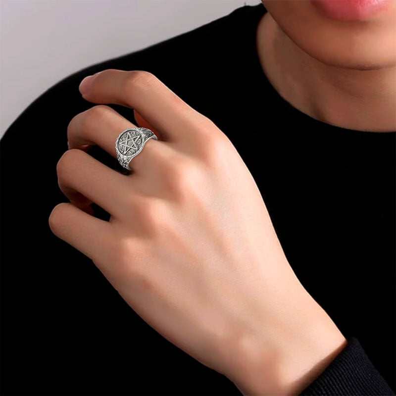 Mulher Usando Anel Prata Feminino Pentagrama