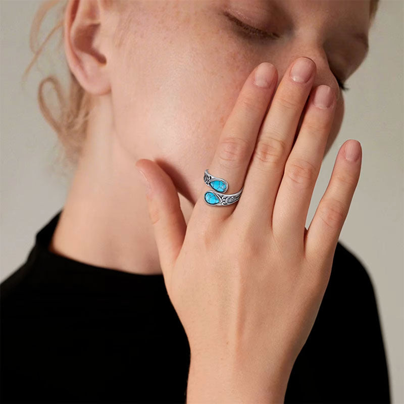 Mulher Usando Anel Prata Feminino Turquesa