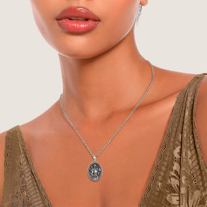 Mulher Morena Usando Colar Prata Feminino Ártemis