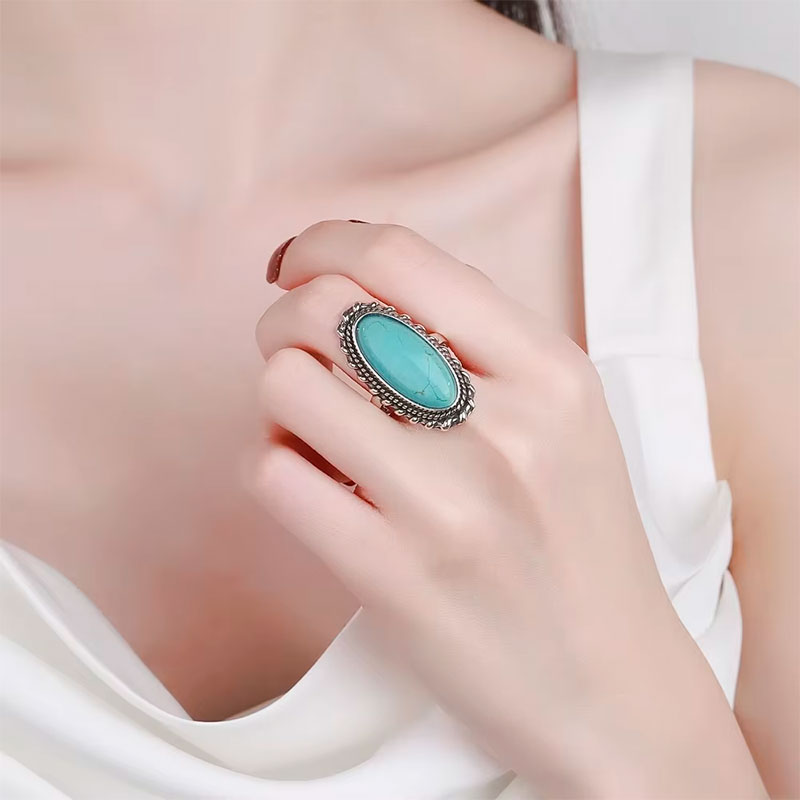 Mulher Usando Anel Feminino Prata Turquesa