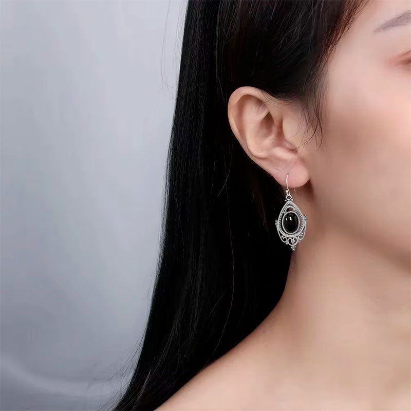 Mulher Usando Brincos Prata Femininos Ônix
