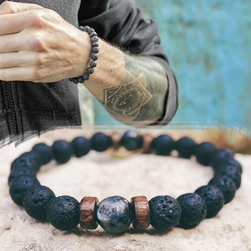 Homem Usando Pulseira Masculina Lava Vulcânica