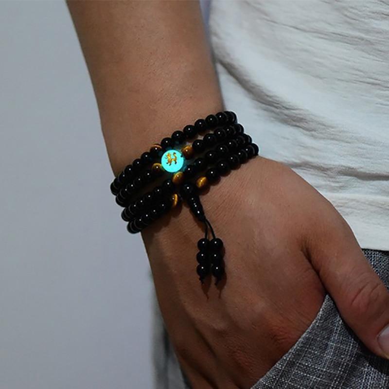 Homem Usando Pulseira Budista Preta Dragão.