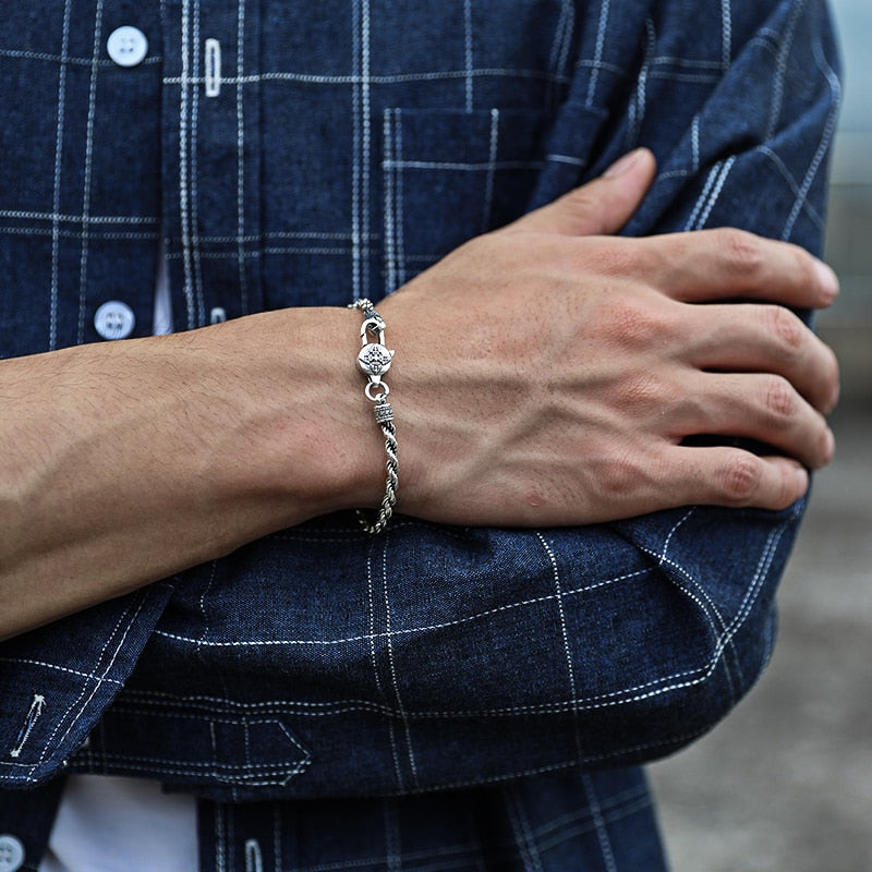 Homem Usando Pulseira Om Mani Padme Hum