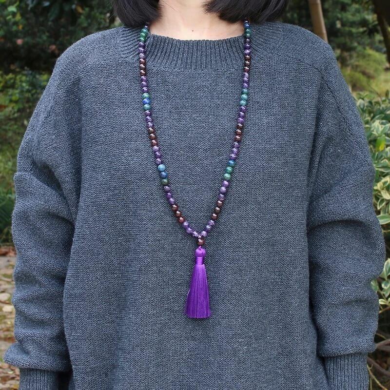 Mulher de Frente Usando Japamala Feminino Pedra Ametista.
