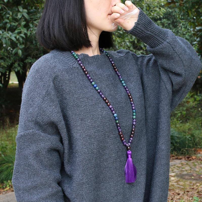 Mulher de Lado Usando Japamala Feminino Pedra Ametista.