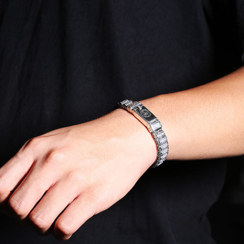 Pulseira Masculina Roda de Oração em Pulso Masculino.