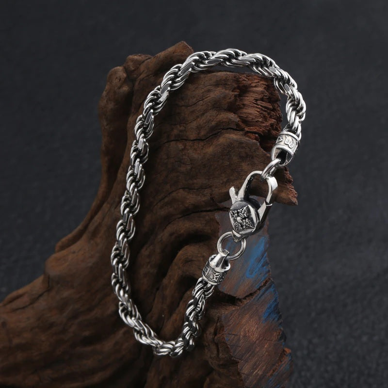Pulseira Om Mani Padme Hum Pendurada em um Galho